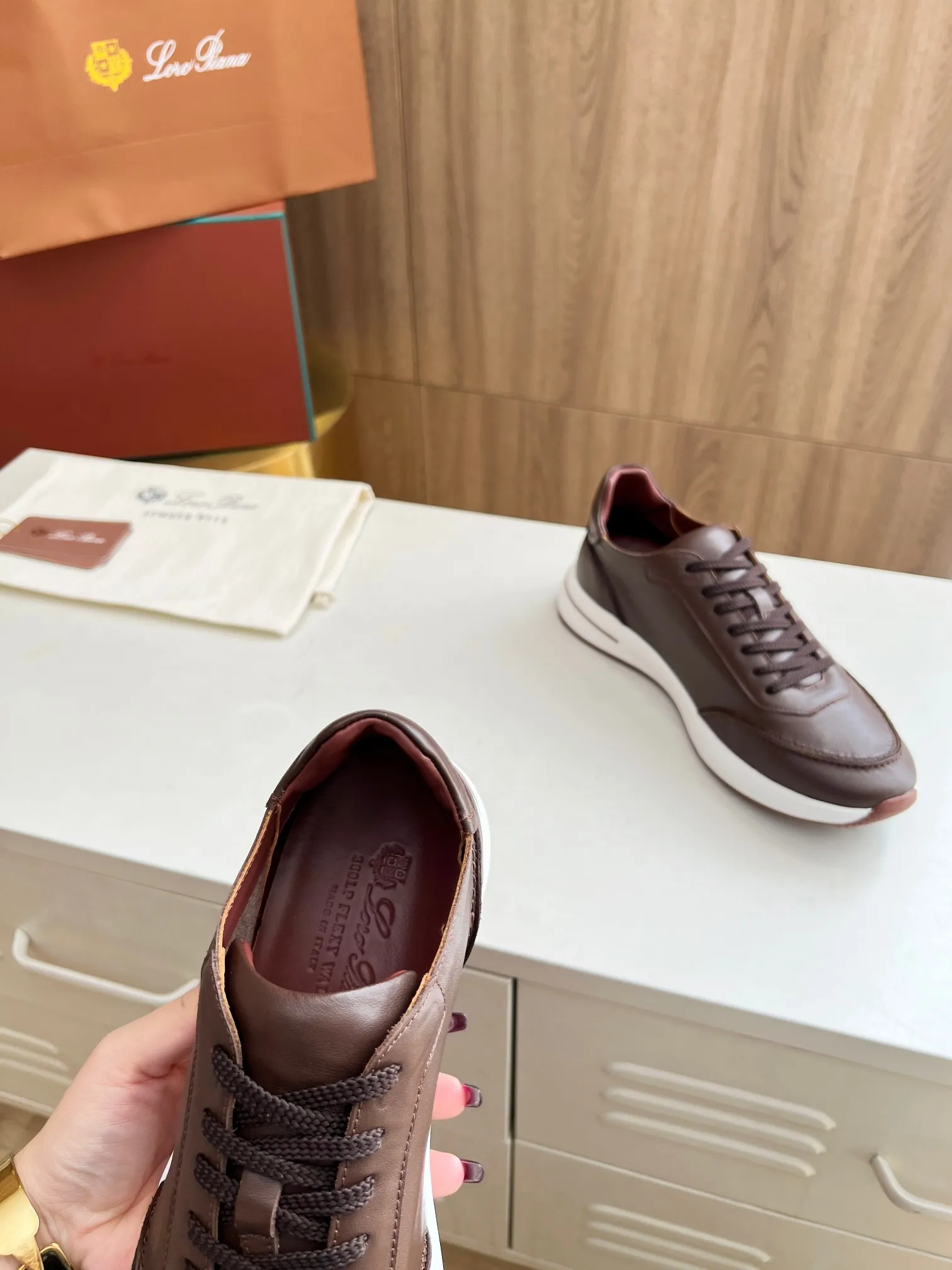 Men's Men's Shoes 💰620 👑Loro Piana* Purchase the original 1:1 copy. Founded the existing Loro Piana company on April 24, 1924. It is now the sixth generation of family business, providing high-quality products to customers who are discerning about taste and quality. Imported calfskin fabrics. The interior is made of imported A-grade water-dyed cow lining. 💝 Focus on top quality, pay for what you pay, and compare the inner details. Original authentic packaging. Code number: 39-45